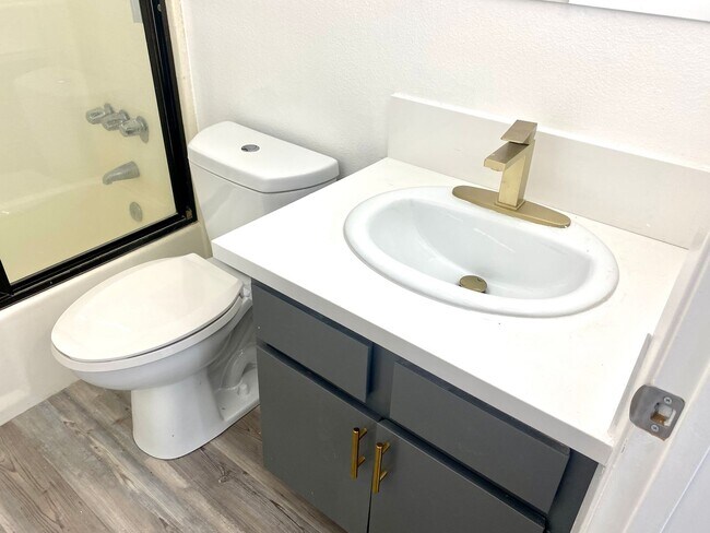 Foto del edificio - Lovely 2 Bed/2 Bath with Hardwood Floors, ...