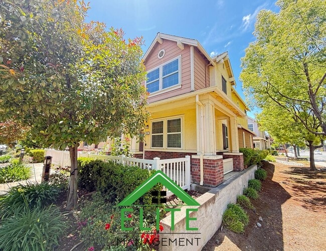 Building Photo - **Spacious and Updated Townhome in Desirab...