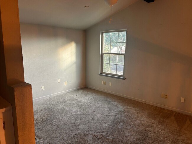 Building Photo - Great home for rent in Visalia