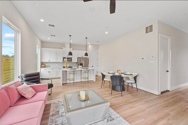 Foto del edificio - 835E Dorchester St