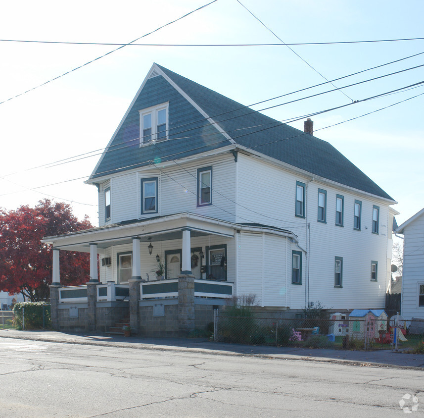 Building Photo - 326 E Elm St