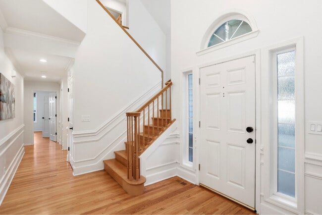 Building Photo - 2541 Lynnwood Ave NE