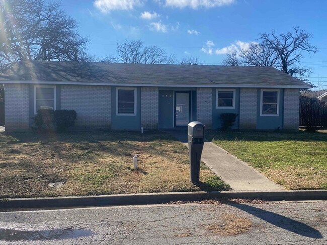 Building Photo - 204 S Norma Dr