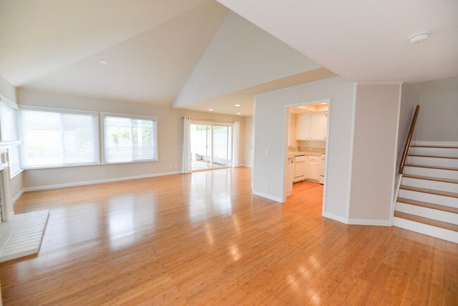 Building Photo - FANTASTIC FOUR BEDROOM THREE FULL BATH wit...