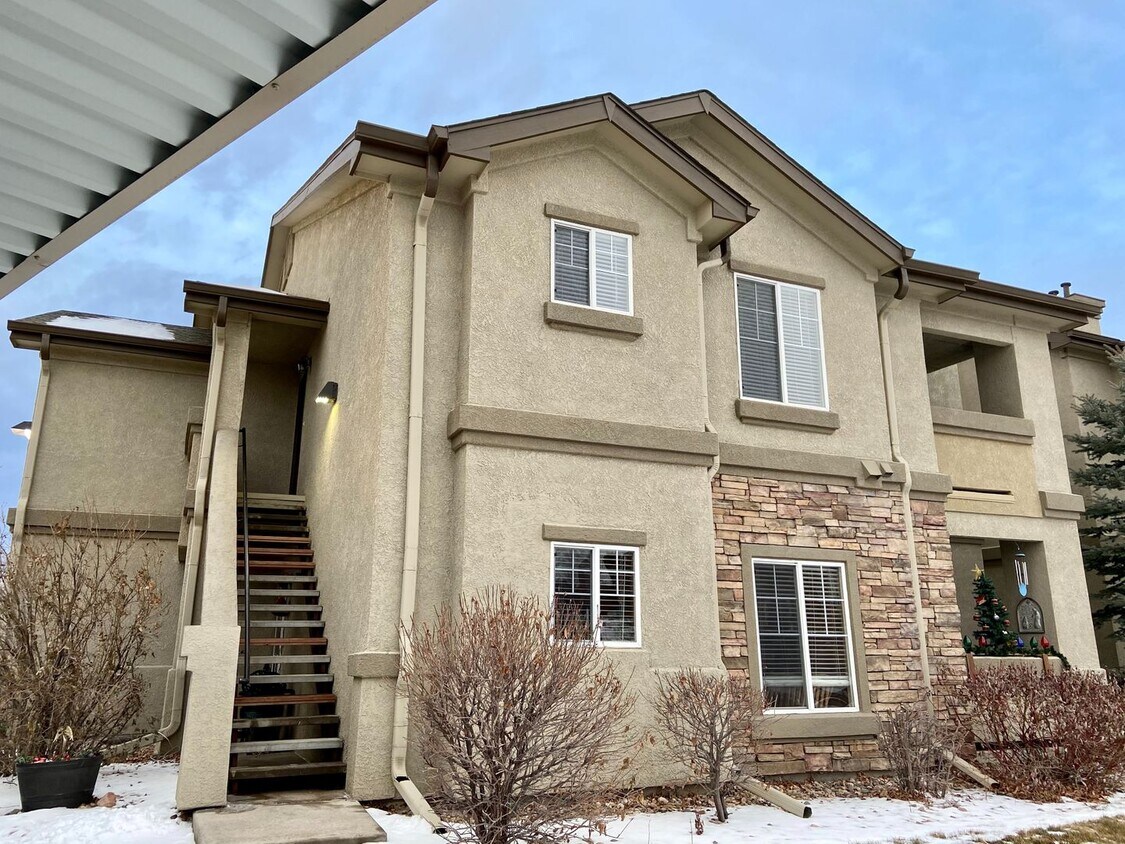 Foto principal - Great Upper Level Condo Near Powers Corrid...