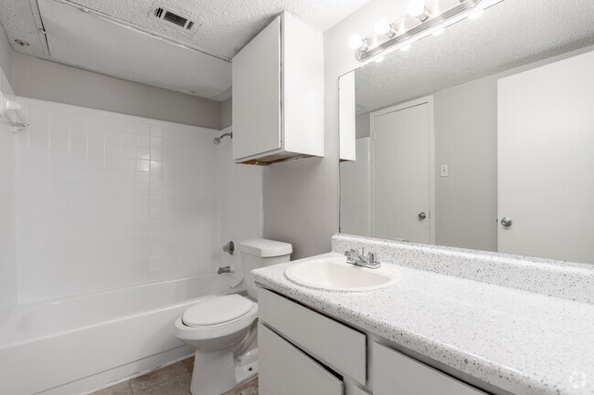 2BR, 2BA - 773SF - Bathroom - Chula Vista Apartments