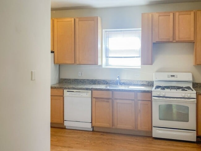 Interior Photo - 3912-28 N. Pine Grove