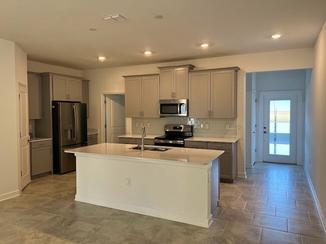 Building Photo - Newly built 3 Bedroom Home in Beautiful St...