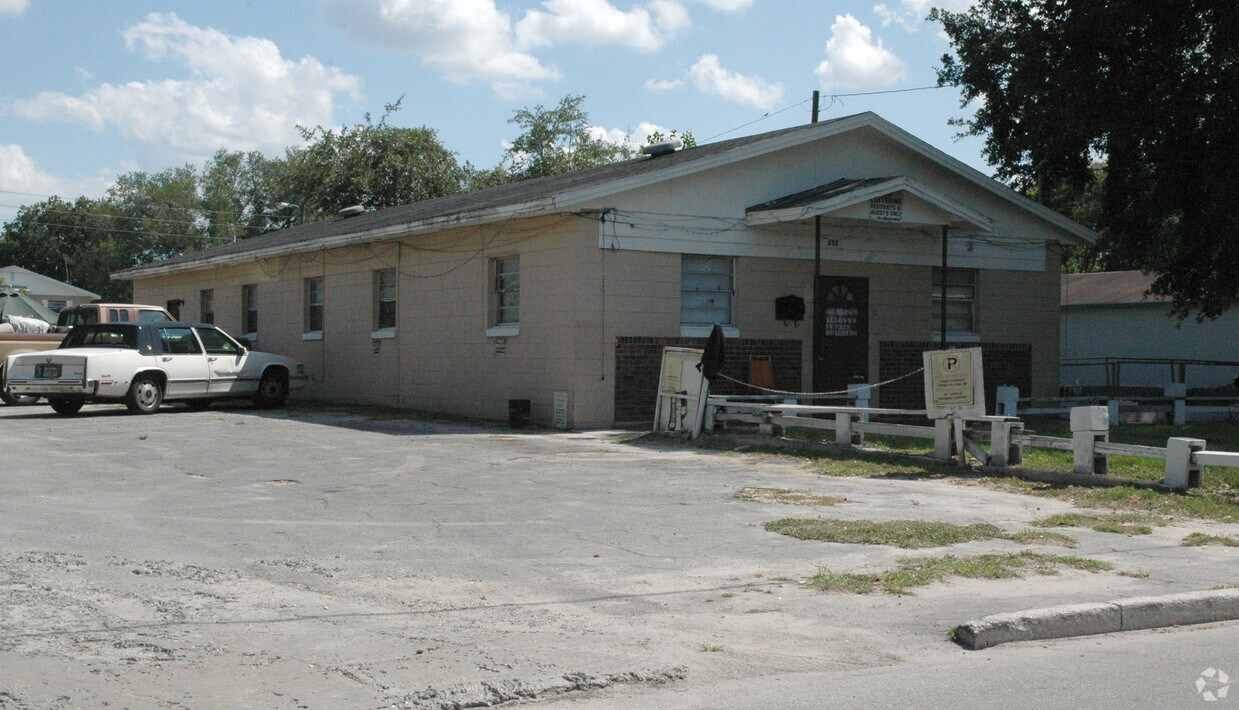 Building Photo - 252 Center St