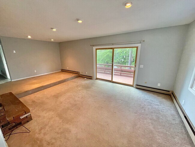 Building Photo - 4 Bed / 3 Bath Single Family w/ Large Back...