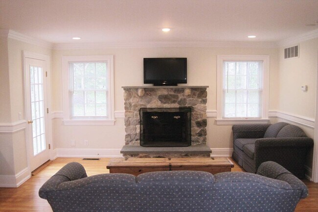 Building Photo - 16 King St