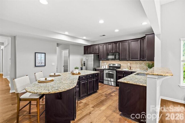 Foto del edificio - 4008 Pinebrook Ln