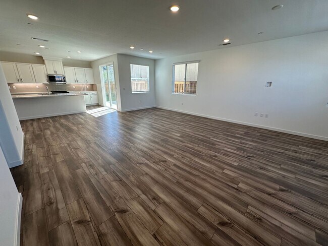 Foto del edificio - Stunning, Sun-Drenched 4BR + Loft Home in Lakeview – Loaded with Premium Upgrades!