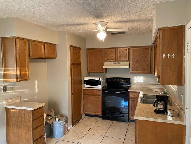 Building Photo - 215 Fireside Village Dr