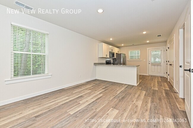 Building Photo - 512 12th Ave NE