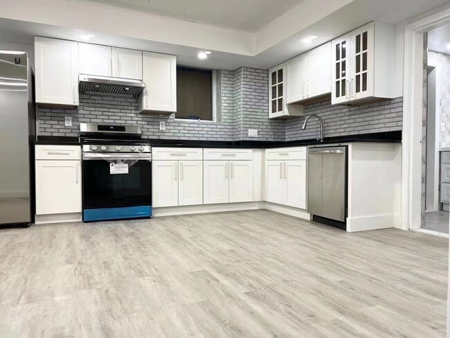 Building Photo - 231 Jerome Ave