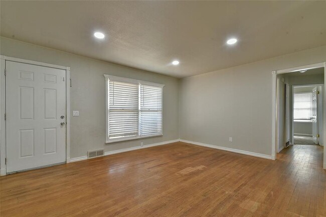 Foto del edificio - 2105 Carpenter Dr