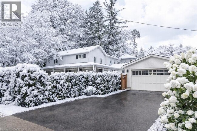 Building Photo - 212 King St