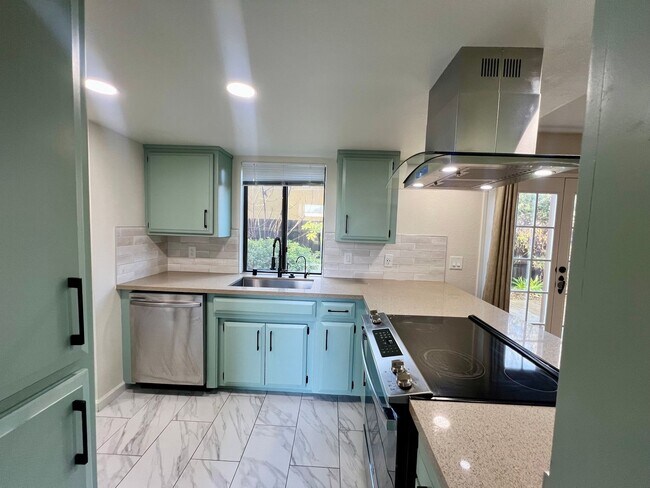 Foto del edificio - Great Townhome in the Pocket area close to everything!