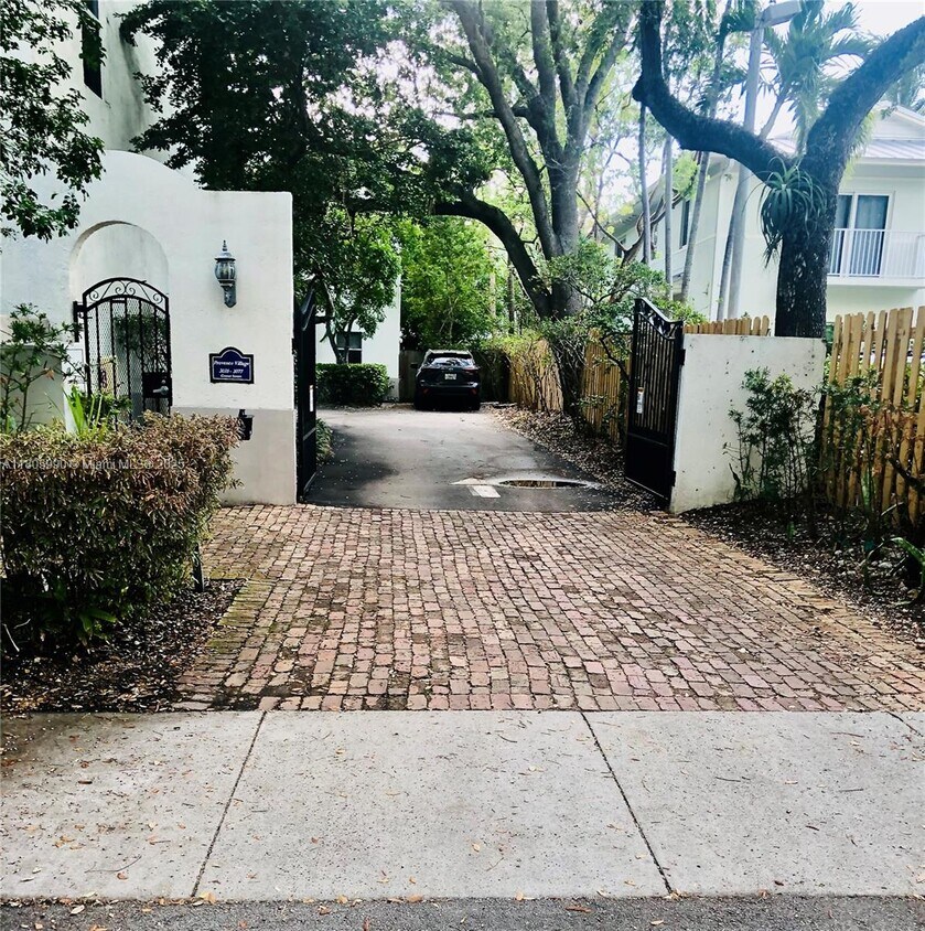 Foto principal - 3065 Center St
