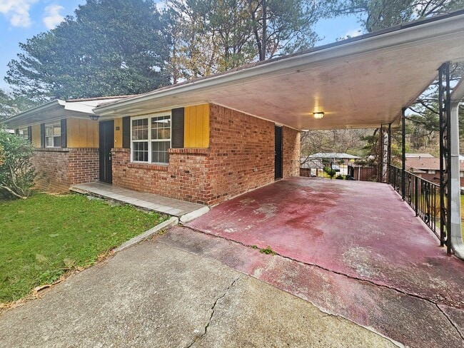 Building Photo - Large 3-Bedroom, 1.5 Bath Ranch at I-285 &...