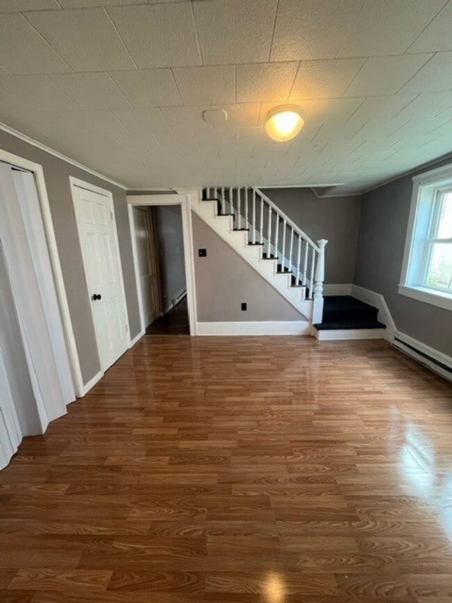 Foto del edificio - 4 Bedroom 1 Bath