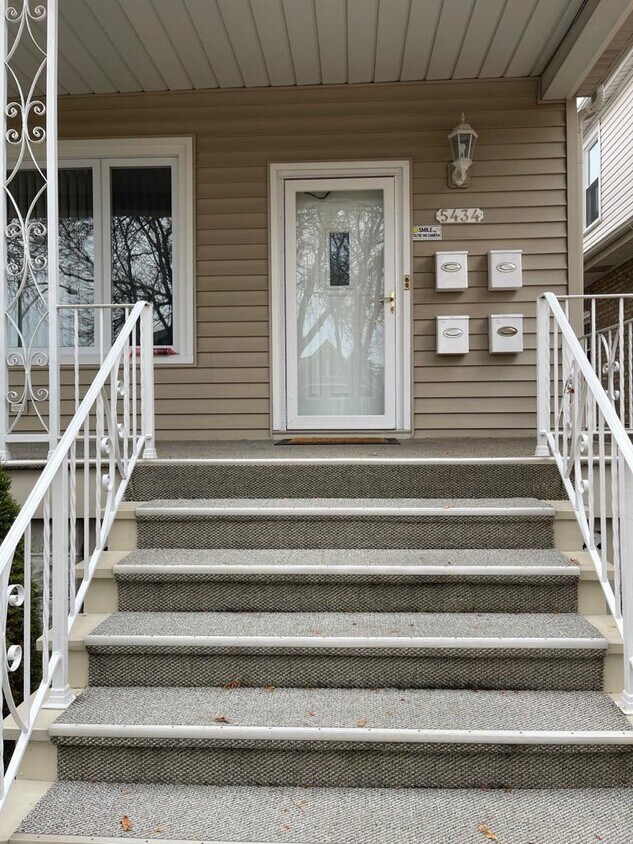 Front - 5434 N Lotus Ave