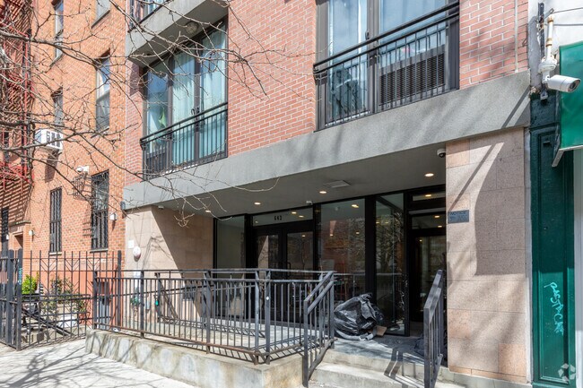 Building Photo - 643 E 11th St