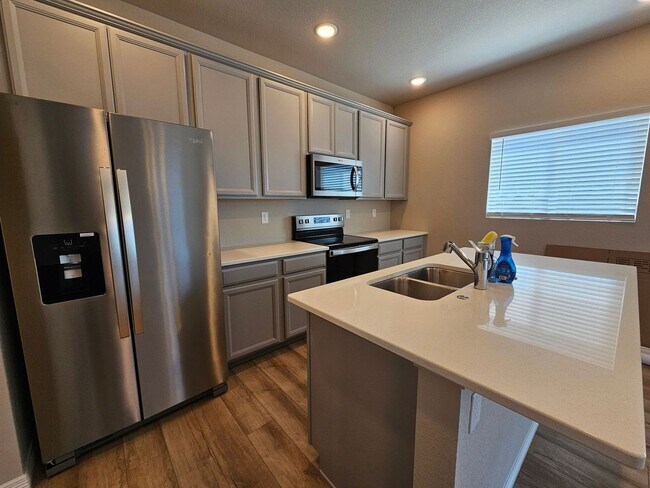 Foto del edificio - Welcome to this beautiful 3-bedroom, 3-bathroom home located in Lorson Ranch!!