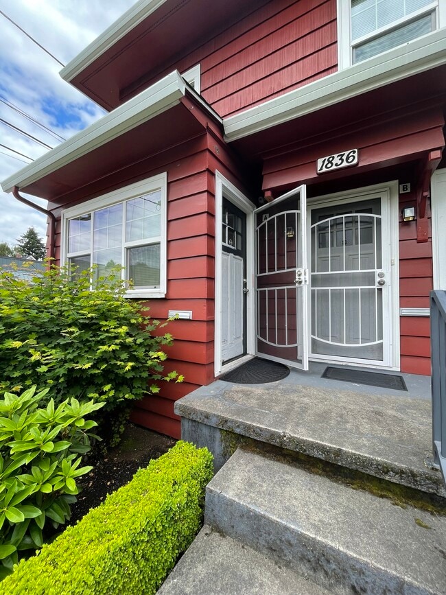 Front Porch - 1836 NE Grand Ave
