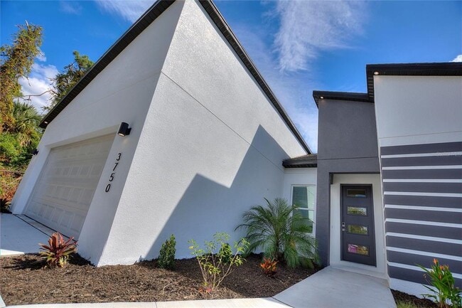 Building Photo - 3707 Fontainebleau St