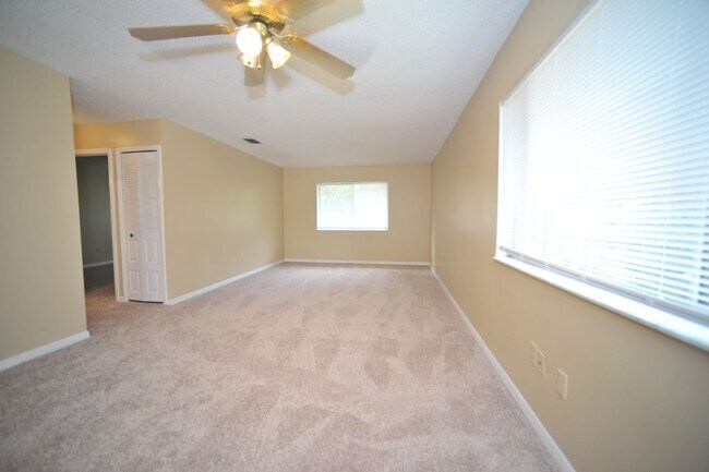 Foto del edificio - 2410 Fox Hollow Dr