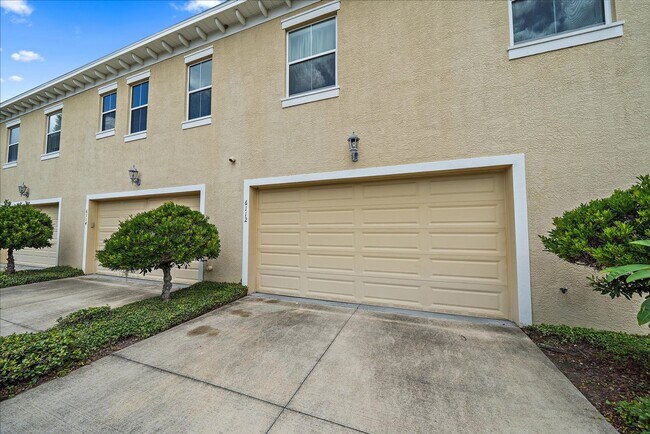 Foto del edificio - Annual 3 bed/3 bath townhouse with 2 car g...
