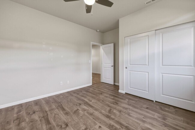 Foto del edificio - MOVE IN READY NOW! A/C! Multi generational living? Home office? Tumwater School District