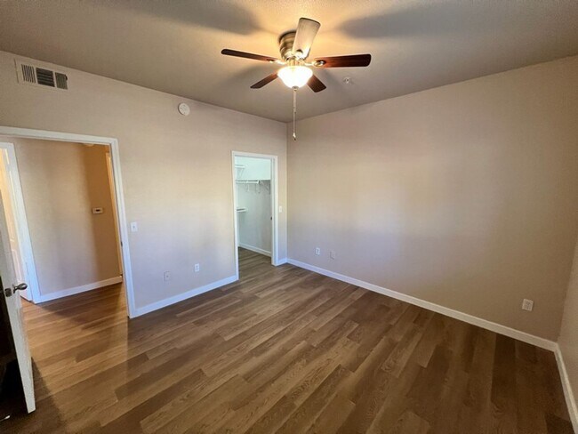 Foto del edificio - 6850 Sharlands Ave.