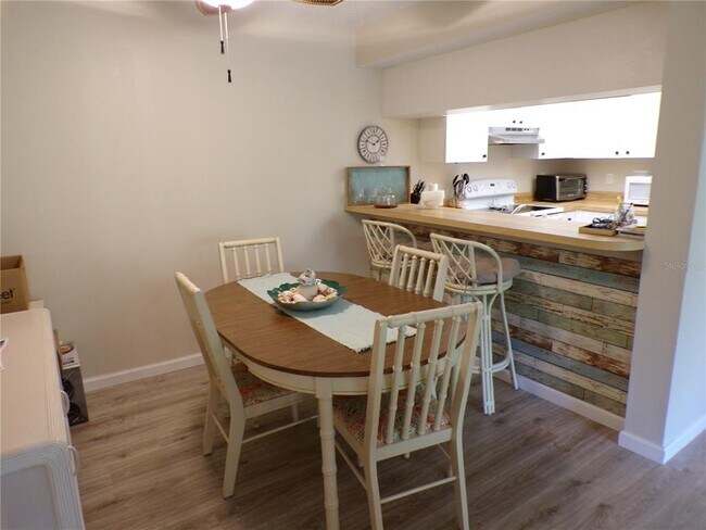 Foto del edificio - 756 White Pine Tree Rd