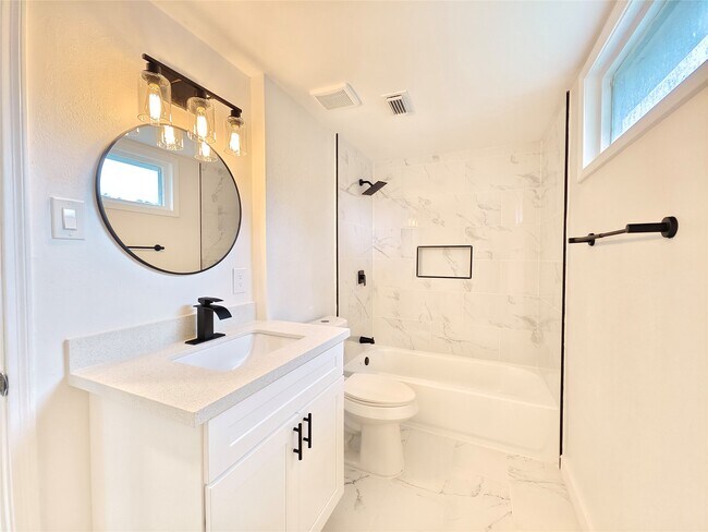 Foto del edificio - 4106 Clovernook Ln