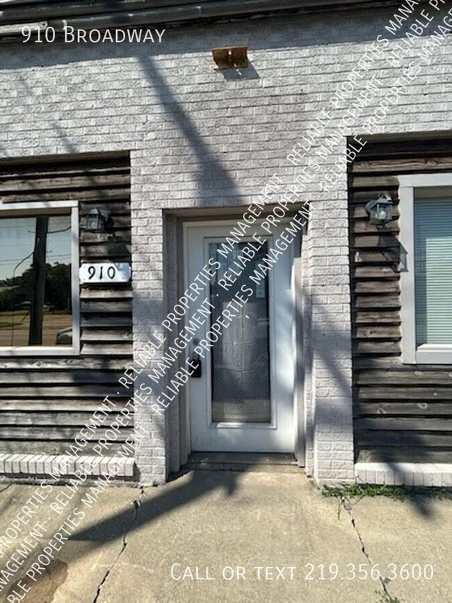 Building Photo - 910 Broadway Ave