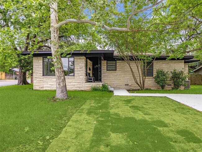 Foto del edificio - 5807 Shoalwood Ave