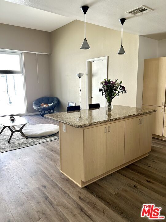 Foto del edificio - 630 W 6th St