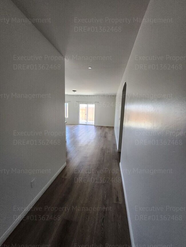 Building Photo - 3 bedroom/ 2 bathroom home located in a cu...