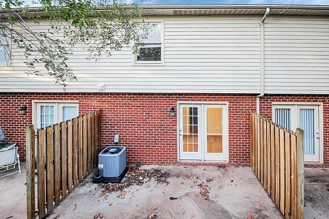 Building Photo - Updated 2BD/1.5BA Hickory Townhome