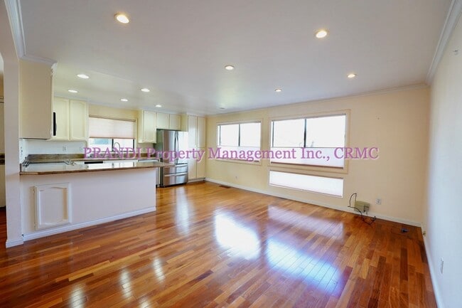 Building Photo - Centrally Located Townhome with Beautiful ...