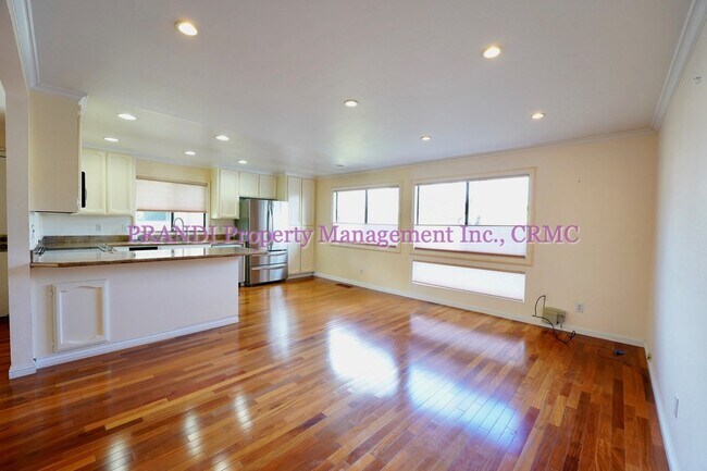 Foto del edificio - Centrally Located Townhome with Beautiful ...