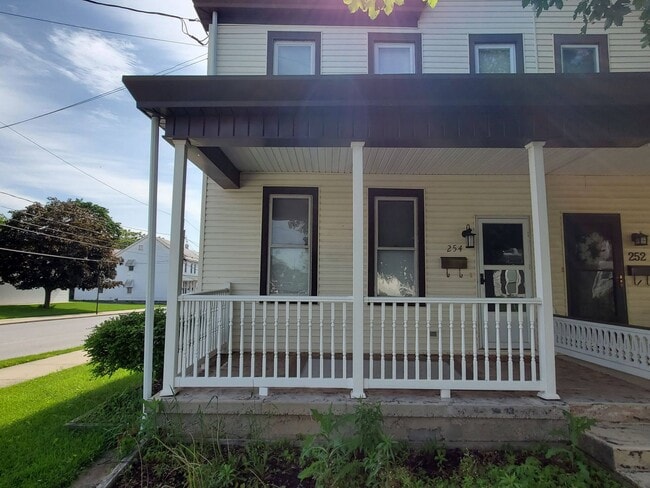 Building Photo - Pet friendly duplex w brand new kitchen & first floor LVP, basement, fenced yard, deck, near comm...