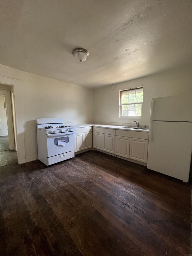 Building Photo - 208 N Ross Ave