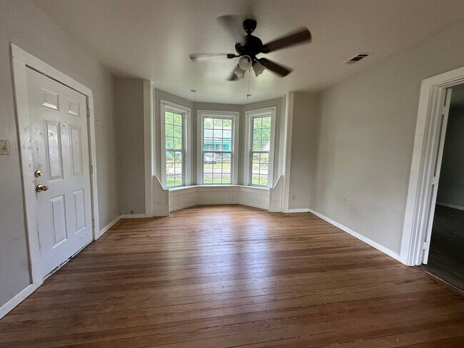 Foto del edificio - Welcome to this charming 3-bedroom, 2-bathroom home located in Atkins, AR