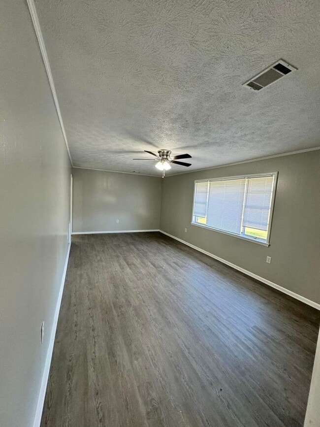 Building Photo - 3 Bed 1.5 Bath Brick House