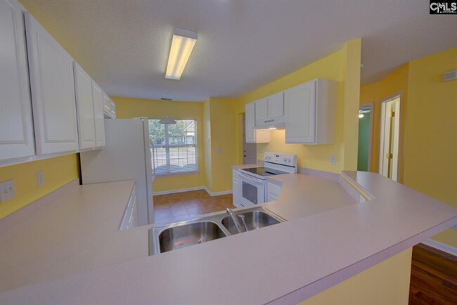 Building Photo - 104 Avebury Ln