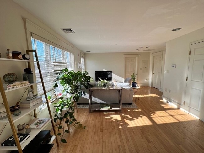 Building Photo - 868 Highland Ave